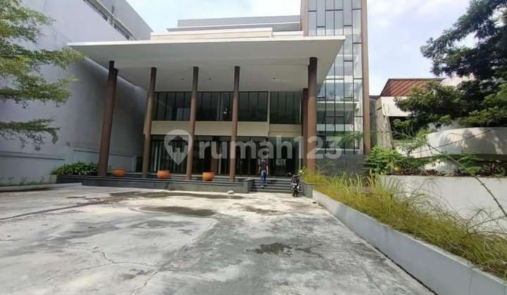 Gedung 3 Lantai Bagus Strategis di Mainroad Setiabudi Bandung