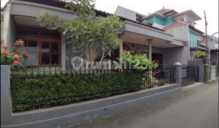 Rumah lama terawat di sayap Buahbatu Burangrang