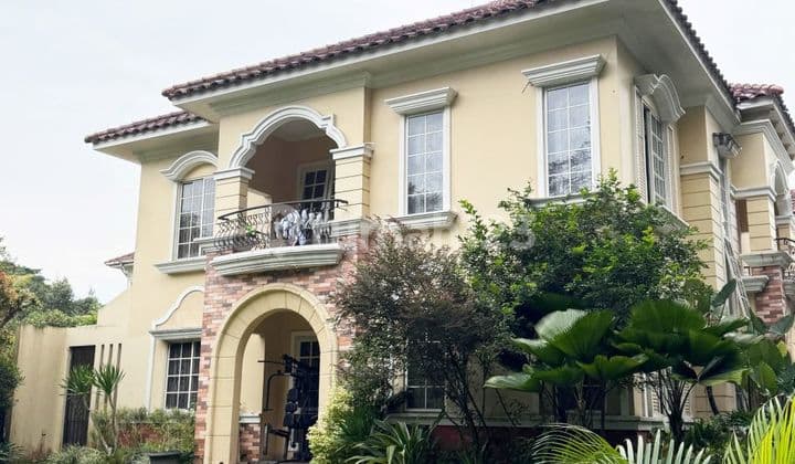 Corner House with Large Park Public Facilities