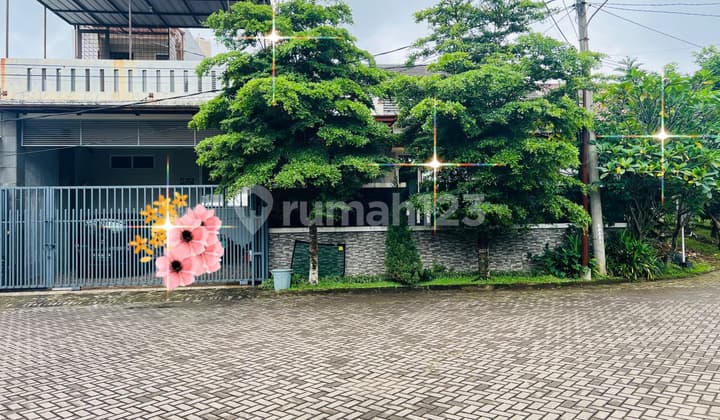 Rumah Hook View Gunung di Cluster di Kemang Regency