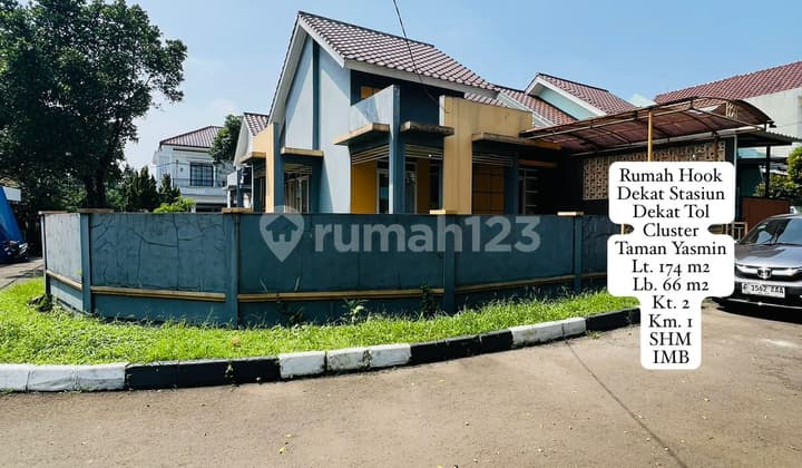 A corner house in a cluster near the station and close to the toll road in Taman Yasmin.