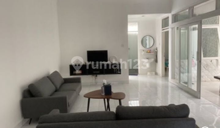 Rumah Modern Minimalis di Singgasana Pradana