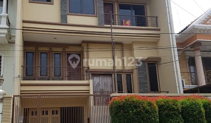 Dijual Rumah 3 Lantai, Luas Tanah 9X30 di Villa Gading Indah