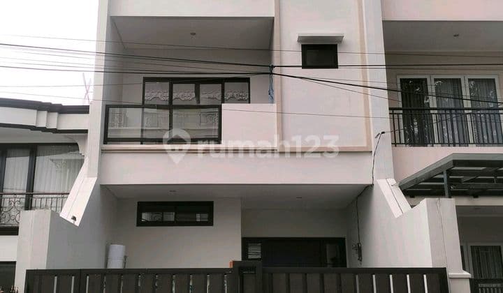 Dijual Rumah Brand-New 3 Lantai dan Siap Huni di Kelapa Gading