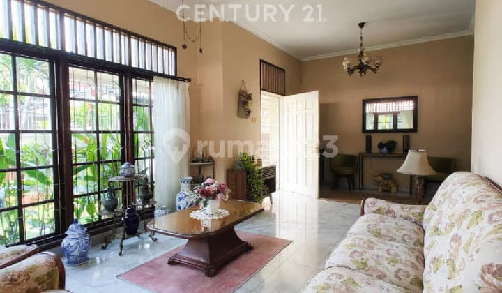 Jual Rumah Kebon Jeruk, Hook! Sangat Cantik, Lokasi Strategis!