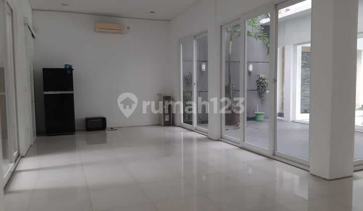Rumah Bukit Darmo Golf, Golf View Kondisi Semi Furnish
