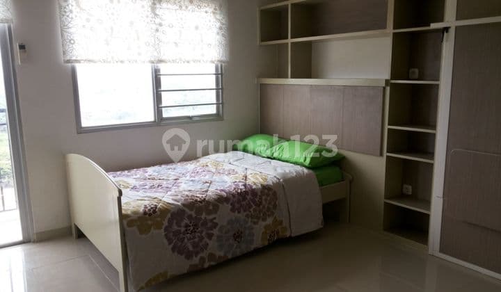 Apartment studio walking distance ke UI dengan akses ke mall di jalan utama kota Depok Furnished