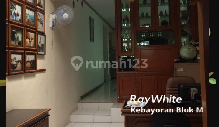 Old house suitable for living with access to Pasar Minggu/TB Simatupang, ideal for boarding house. East SHM house.