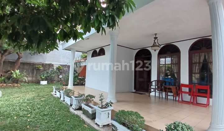 Turun Harga Dijual Rumah Klasik Terawat Hitung Tanah Dalam Lingkungan Nyaman dan Asri di Kawasan Super Strategis Kelapa Dua Kebon Jeruk