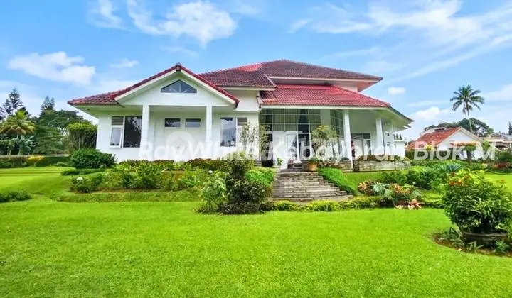Turun Harga Drastis - Vila Cantik Terawat Siap Huni dengan Parkir dan Taman Super Luas di Area Citeko-Cisarua
