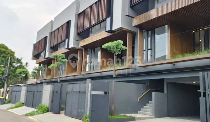 Rumah 3 Lantai Baru di Renovasi di Kemang Jakarta Selatan