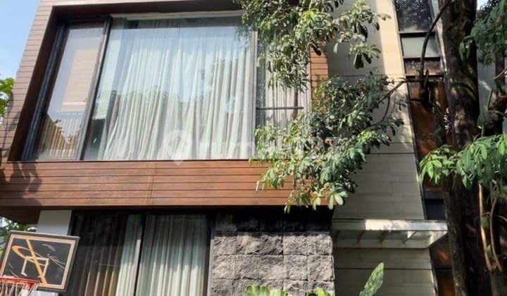 Rumah 3 Lantai Bagus SHM di Benda Atas, Jakarta Selatan