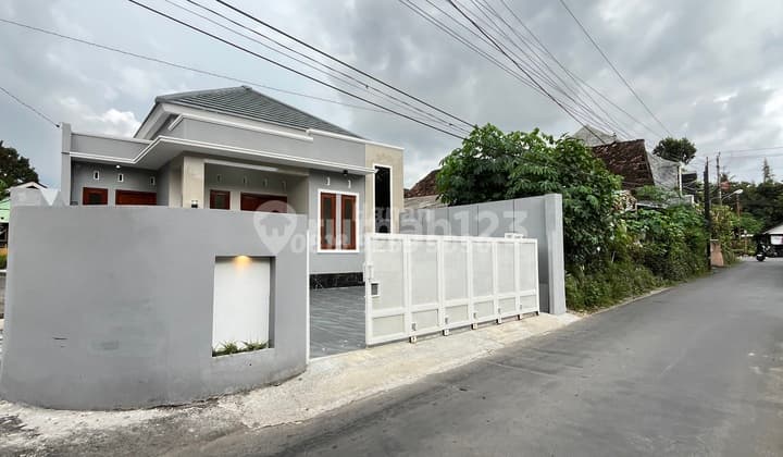 Minimalist House by the Asphalt Road Near Cebongan Market