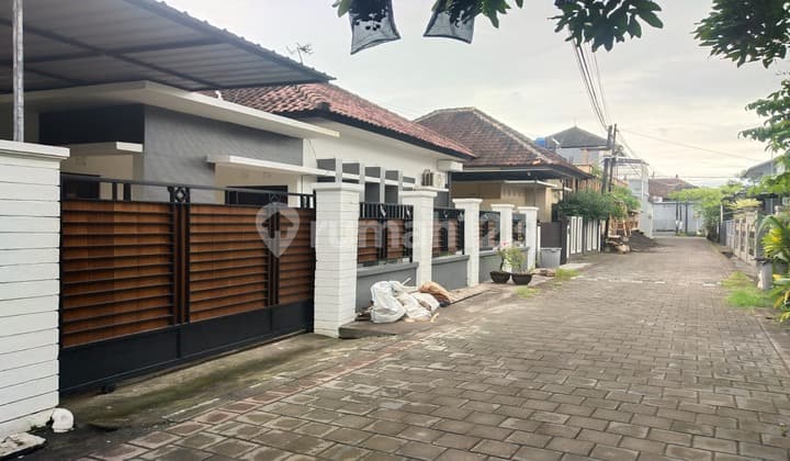 Rumah Satu Lantai Minimalis Daerah Perkotaan di Jalan Mertasari Gg Bambu Sidakarya
