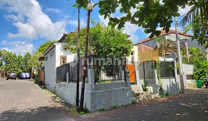 Rumah 3 Kamar di Kerobokan dengan Fasilitas Perumahan Kolam Renang