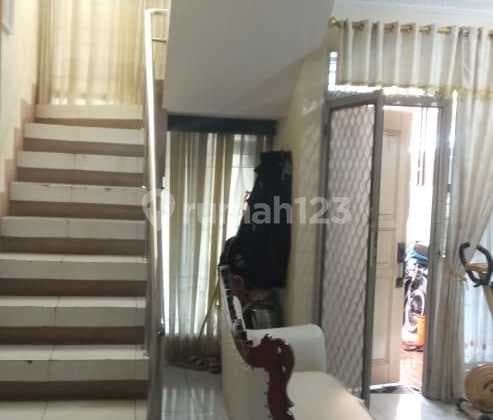 Rumah 2 Setengah Lantai di Taman Modern, Cakung, Jakarta Timur