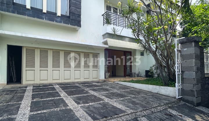 Rumah Besar Mewah Dalam Komplek Asri Akses Lebar