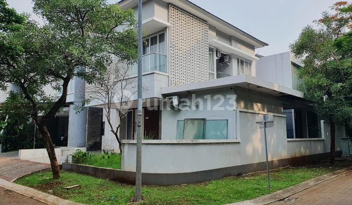 Corner House in a Well-Maintained Complex