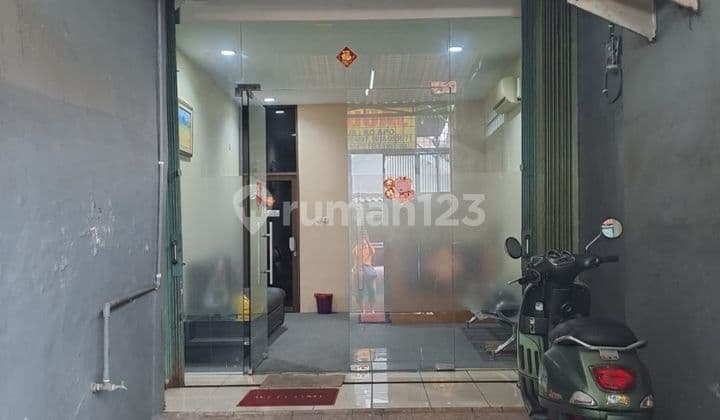 Di Jual Rumah Bentuk Ruko Ex Kantor di Jakarta Barat