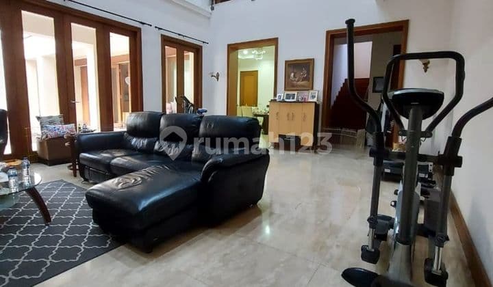 Rumah Mewah di Jalan Alam Sutera Cluster 2 Lantai SHM Bagus hadap Selatan Material kayu Merbau & Jati lantai marmer solid