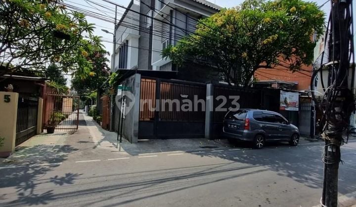 Rumah di Jalan Kalibaru Timur Kelurahan Bungur Kecamatan Senen Jakarta Pusat 4 Lantai SHM Barat Laut Bagus Cocok untuk usaha, Kantor Semi Furnished,