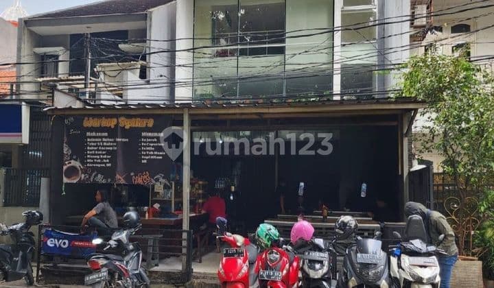 Rumah Produktif Serba Guna Saat ini kondisi depan rumah sedang disewakan warung kopi Rp. 35.000.000 / Bulan, di Kebon Kacang, Jakarta Pusat 3 Lantai HGB Rumah Bagus Terawat Lokasi Strategis di Samping Most Luxurious Mall di Pusat Kota / Pusat Bisnis Rumah