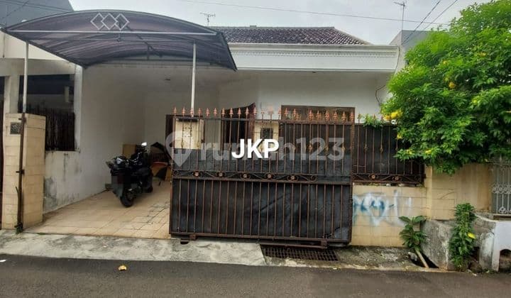 Affordable, well-maintained house in a serene & beautiful environment, on Jalan Cipinang Elok, Jatinegara, East Jakarta. 2 floors with North-facing SHM title, space for 2 cars, flood-free, near hospital, Becak Kayu Toll Road, ATM, gas station, flood-free zone. #olga