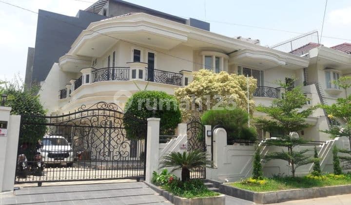 Rumah siap huni, Posisi Hoek, di lingkungan tenang dan asri dekat akses jalan tol , sekolah, mall, hadap barat & utara, luas 17 X 20 m, semi furnished, SHM, bebas banjir