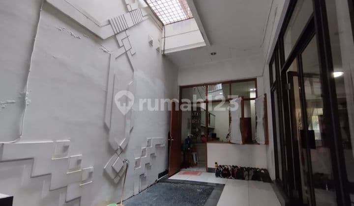 Rumah siap huni di lingkungan tenang dan asri dekat Sekolah Mall, akses jalan toll, semi furnished, SHM, bebas banjir, posisi Hoek, hadap Selatan & Barat, 2 Lantai