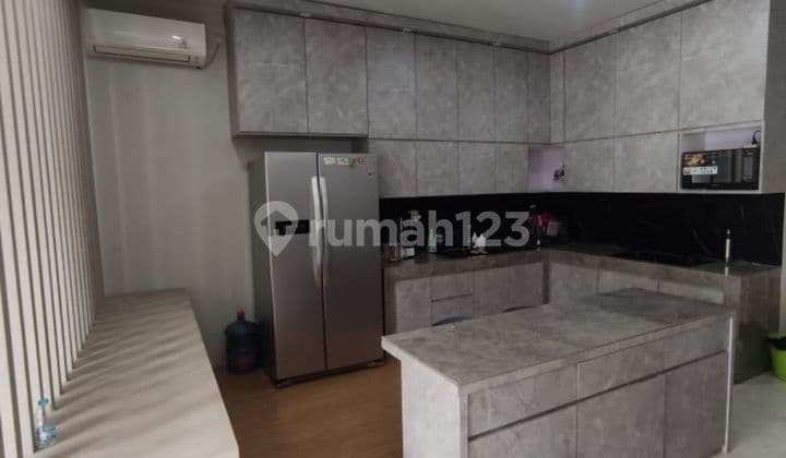 Rumah Modern siap huni, Lokasi Strategis, Design Interior cantik, full renovasi, 3,5 Lantai, dekat Mall, Sekolah, bebas banjir, dapur bersih dapur kotor, ada rooftop, hadap Selatan, garasi 4 mobil