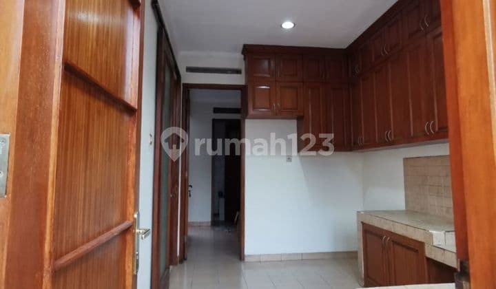 Ready-to-live house on Kebalen Street, Kebayoran Baru, South Jakarta. 2 floors, good SHM (certificate), well-maintained, facing North, includes a warehouse & 2 empty rooms. Flood-free. #ade.s