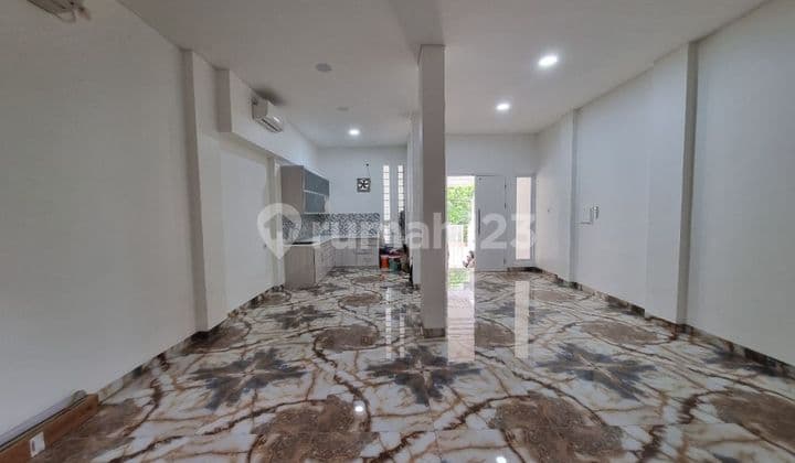 Beautiful & Neat House, Renovated, 3-Car Road Row, Strategic Location near MKG Mall on Jalan Kelapa Lilin, Kelapa Gading, North Jakarta, 4 Floors, East-Facing, Freehold Certificate (SHM), Flood-Free #devigpkg