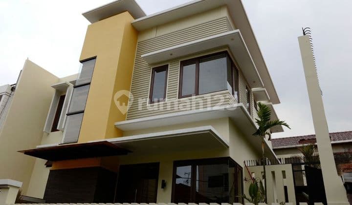 Rumah siap huni rapi terawat di Rawamangun Jakarta Timur 2 Lantai SHM di Jalan Besar di belakang Jalan Pemuda bebas banjir dekat supermarket stasiun LRT lokasi sangat strategis dekat Mall & pintu Tol 800 meter ke Tempat Ibadah 1.2 km ke Terminal Rawam
