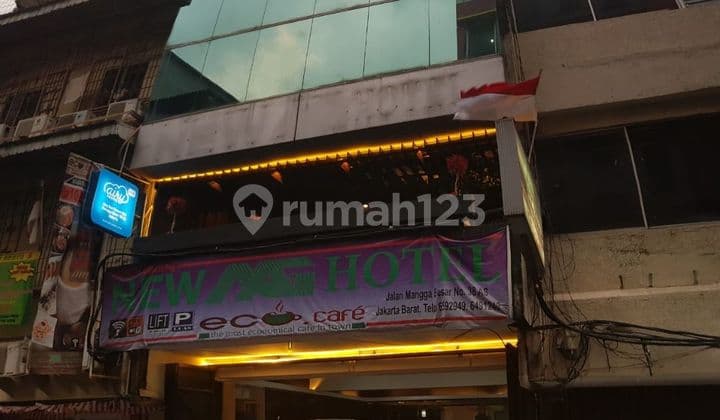 6-Floor Two-Star Hotel in Mangga Besar, West Jakarta, area 650 m², HGB 61 years, extendable to 80, with Cafe & Restaurant, elevator up to 7th floor, capacity 18. Built in 2000, renovated in 2018, SHGB on hand. Normal occupancy 90%, parking for 9 cars, spacious location.
