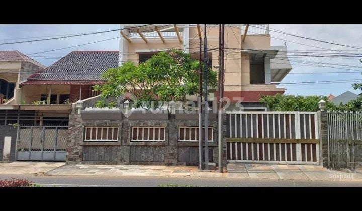 Rumah Cantik Rapi Terawat Siap Huni di Malaka Country Estate Pondok Kopi Jakarta Timur 3 Lantai SHM ada Carport Canopy Roof Top dapur bersih dapur kotor Lokasi sangat strategis dekat Mall RS Gerbang Tol bebas banjir #obbiegphi