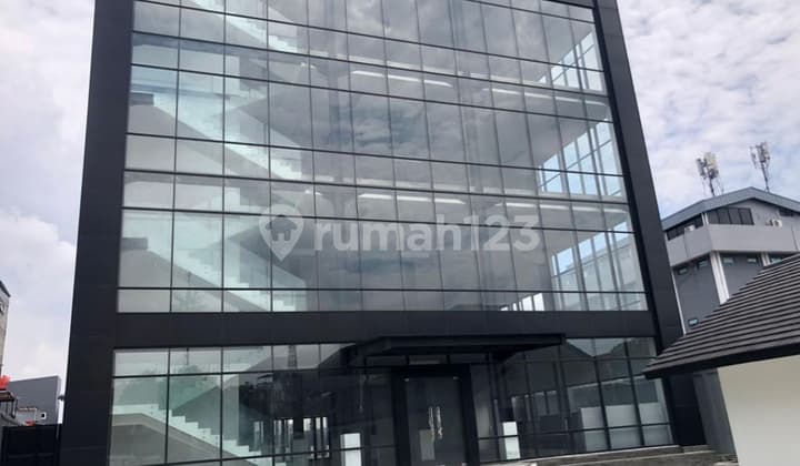 Dijual Gedung Dan Tanah, 4 ¹/² Lantai, Luas 2826 M², Hgb - Hak Guna Bangun, Lift Hyundai 16 Pax, 1.350m Area Gudang, Lokasi Strategis, Bebas Banjir # ********