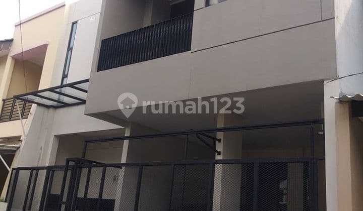 Rumah Siap Huni, 2 ¹/² Lantai, Ada Gudang & Rak Penyimpan Barang, Ruang Kerja, Ac 5 Unit, Lemari Kamar 2, Kompor Modena, Meja Island, Kitchen Set, Hadap Utara, Carport 2, Bebas Banjir, Lokasi Strategis, 400 M Ke Tiptop, 300 M Ke Jalan Waru, 500 M Ke Rs N