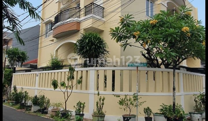 Rumah Siap Huni Asri Dan Tenang 3 Lantai Shm Hadap Timur Dan Utara Hook Solo Water Heater Pagar Otomatis Garasi Otomatis Pabx Cctv Berada Di Dalam Rumah Komplek Perumahan Di Pusat Kota 2 Kamar Utama Dilengkapi Walk In Closet 1 Kamar Di Lantai Bawah 1