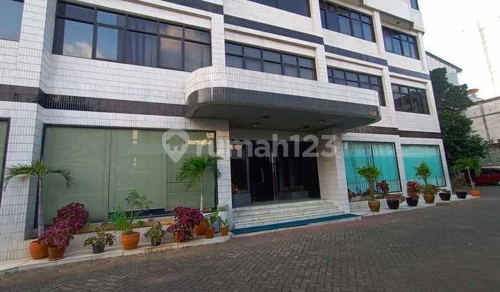 Gedung Di Jalan Raya Gajah Mada Siap Pakai
