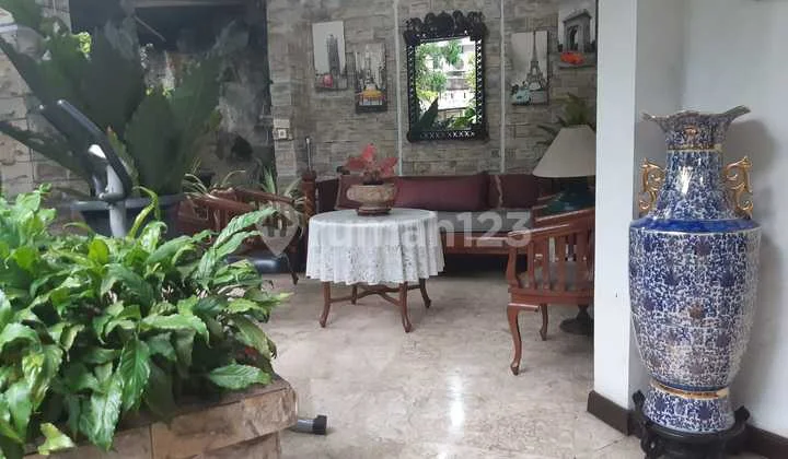 Rumah Menteng Furnish Depan Taman ,Kusen Jati