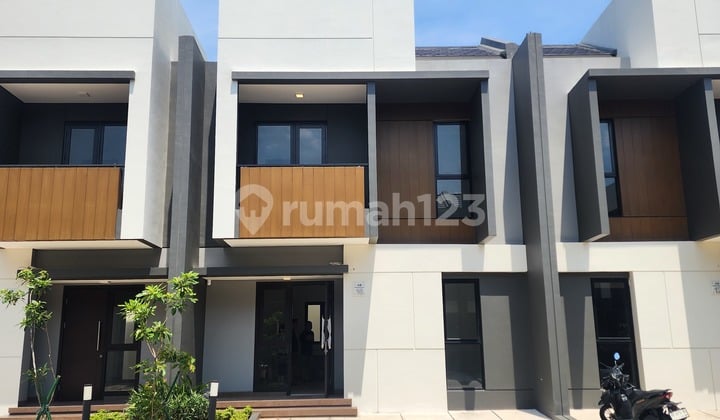 Rumah Kontrakan Kondisi Baru 2 Lantai Dengan 4 Kamar Tidur Di Cluster Regia Residence Di Kawasan Summarecon Crown Gading