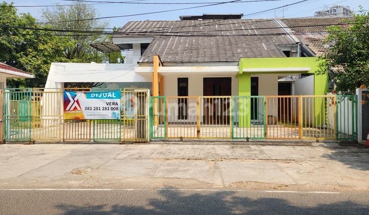 PRICE DROP, 2-STORY CORNER HOUSE IN CEMPAKA PUTIH TENGAH, CENTRAL JAKARTA, LIMITED STOCK OF CORNER HOUSES FOR SALE WITH STRATEGIC LOCATION