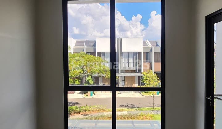 Rented House 2 Storey in Front of Park 3 Bedrooms Ready-to-Occupy Condition at Magenta Residence Cluster Near Summarecon Mall Bekasi