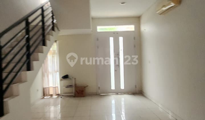 Jual Cepat Rumah 2 Lantai Minim Renovasi Bebas Banjir SHM Depan Taman Kecil di Cluster Palm Residence Dekat Summarecon Mal Bekasi