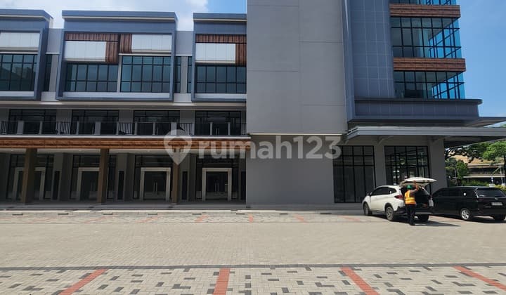 Ruko Kontrakan 3 Lantai di Crystal Boulevard Siap Huni Lokasi Paling Strategis di Depan Bundaran Pyramid Fly Over Summarecon Bekasi