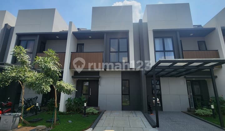 Jual Murah Rumah 2 Lantai dan 2 Kamar Tidur Kondisi Siap Huni Bebas Banjir Unfurnished Dekat Clubhouse Regia Residence di Summarecon Crown Gading