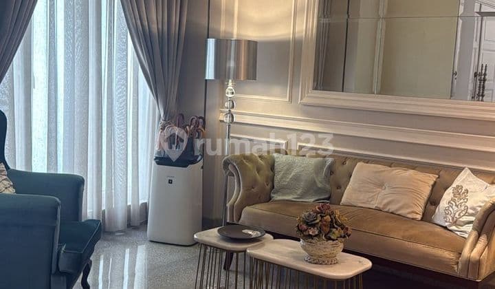 Nice House near Senopati, the prestigious Kebayoran area. Has a swimming pool & sauna.