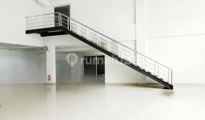 Jalur MRT, ruko gandeng 3 lantai di Fatmawati. Basement luas untuk 20 mobil, plafond tinggi 7 meter, ada void.