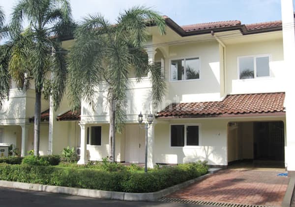 Rumah Dalam Cluster dengan Keamanan 24 Jam di Tanah Kusir