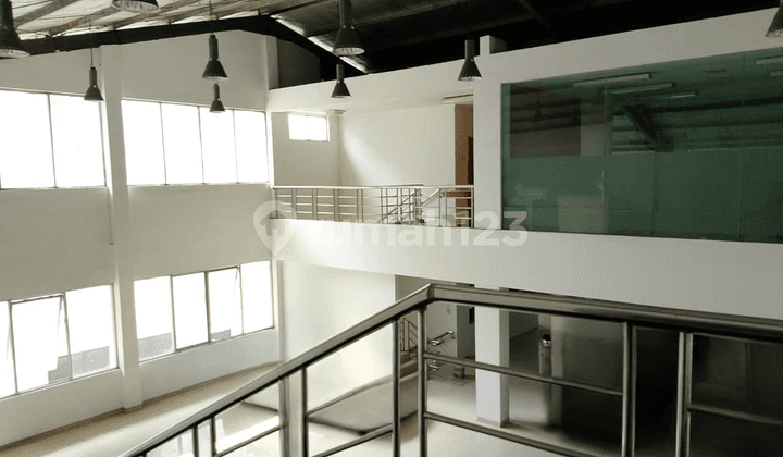 Jalur MRT, Ruko Gandeng 3 Lantai Fatmawati + basement untuk 20 mobil. Luas, plafond tinggi 7 meter, ada void.